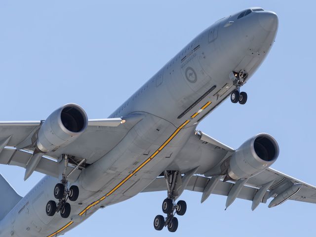 Airbus A330-200 (A39004) - RAAF, KC30A, MRTT, approaches YBTL.