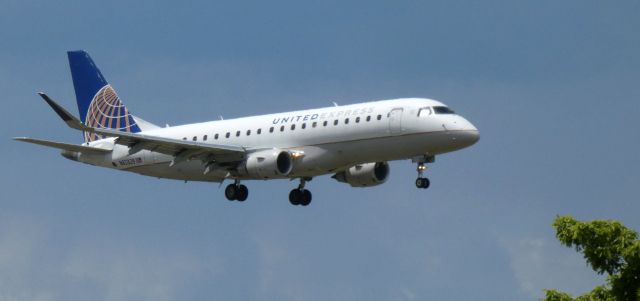 Embraer 175 (N83329) - On final is this 2015 Untited Airlines Express Embraer ERJ170-200LR in the Spring of 2021.