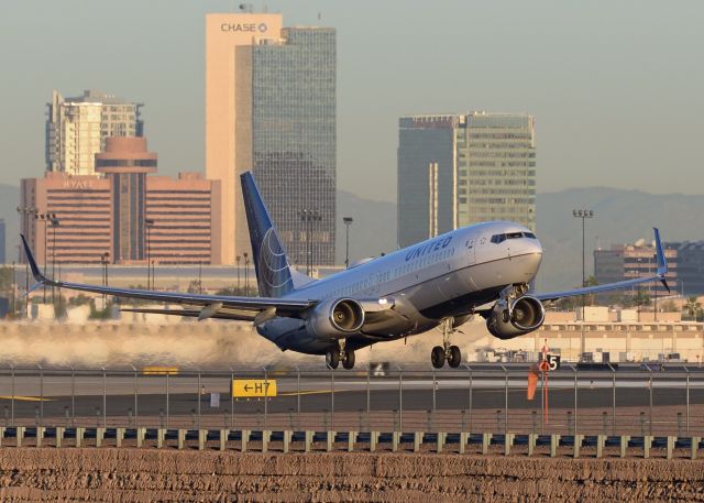 Boeing 737-800 (N37287)