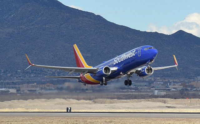 Boeing 737-800 (N8326F)