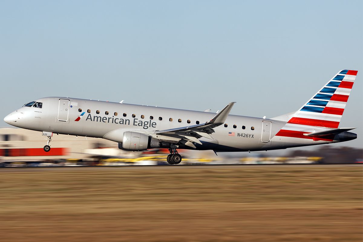 Embraer 175 (N426YX)