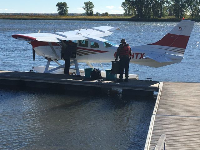 — — - C-GHTX Cessna 206-C Super Skywagon sur le fleuve à Lavaltrie QC.