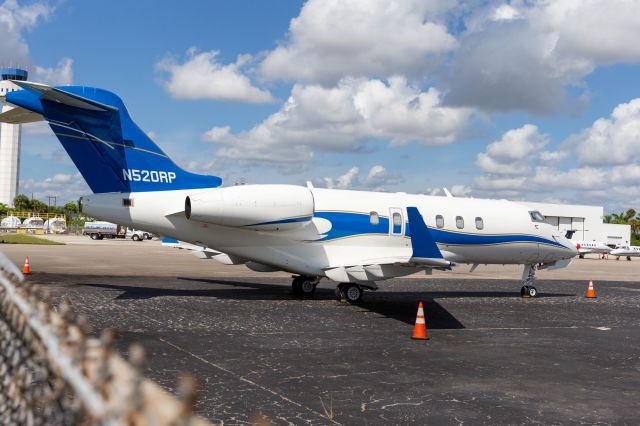 Bombardier Challenger 300 (N520RP)