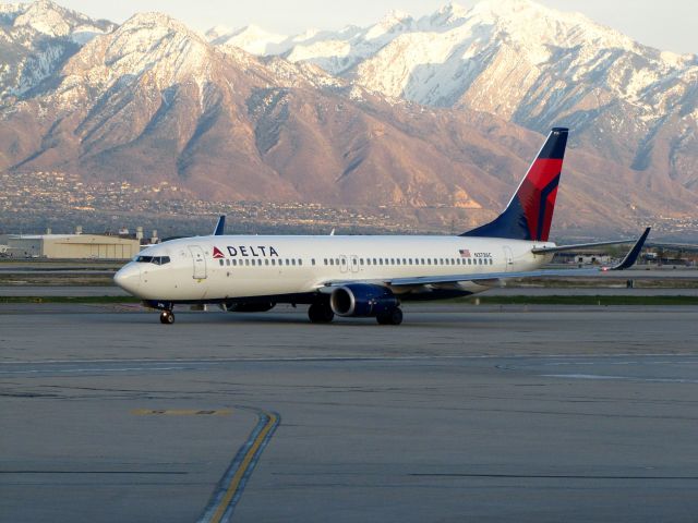 Boeing 737-800 (N3736C)