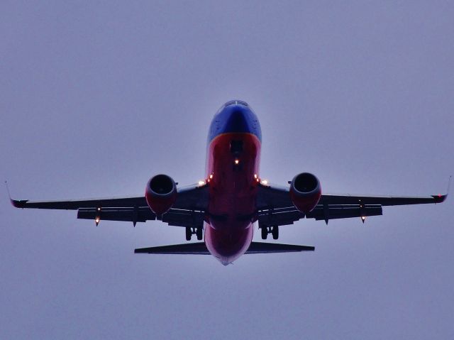 BOEING 737-300 (N638SW) - Short final into Des Moines. Flying right over.