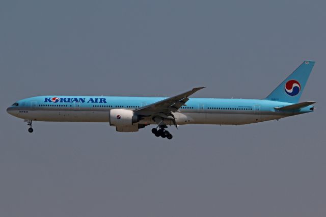 Boeing 777-200 (HL8217)