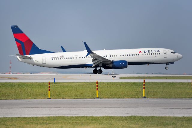 Boeing 737-900 (N863DN) - Touchdown runway 32 06-10-23