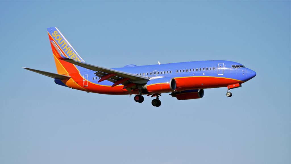 Boeing 737-700 (N440LV) - SWA8750 on final to runway 16R to complete a flight test on 6/14/13. (LN:1358 cn 29835). The aircraft was at ATS for maintenance.