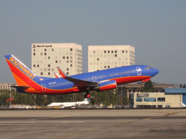 Boeing 737-700 (N919WN) - Taking off from RWY 19R