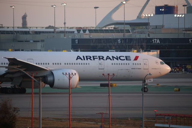 BOEING 777-300ER (F-GSQL)
