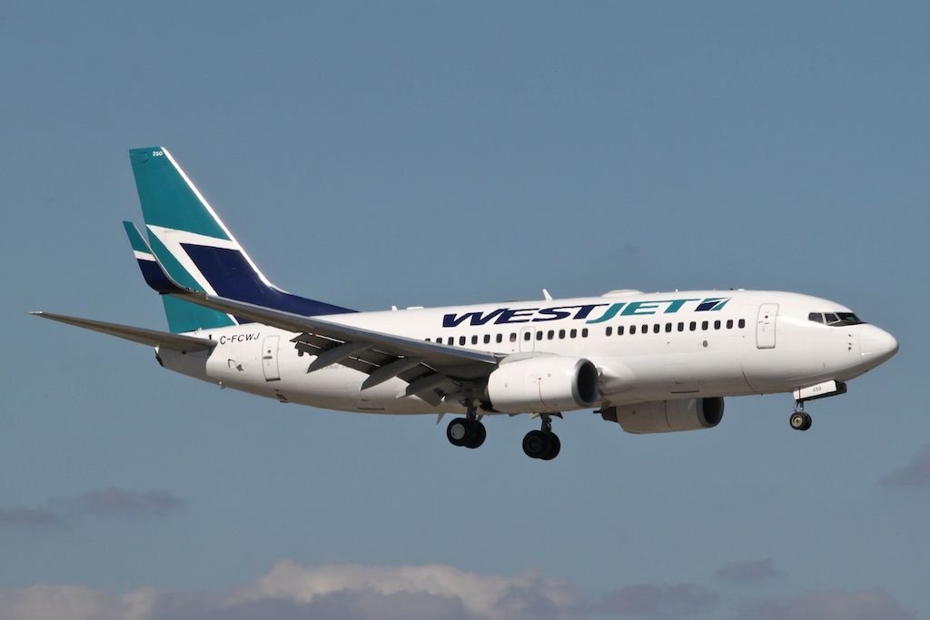 Boeing 737-700 (C-FCWJ)