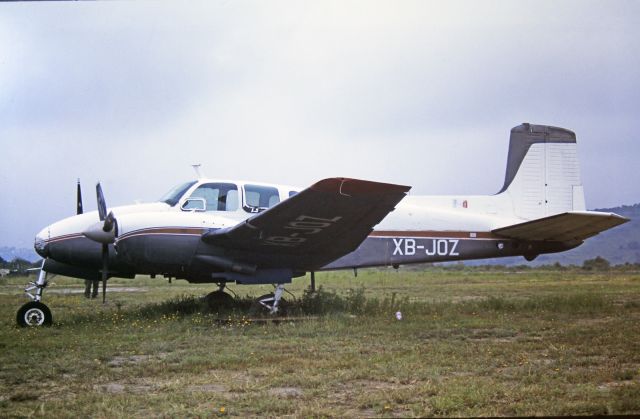 Beechcraft Twin Bonanza (XB-JOZ) - Privado / Beech 50 Twin Bonanza - MSN CH-181 / XB-JOZ / MMJC 08/2001