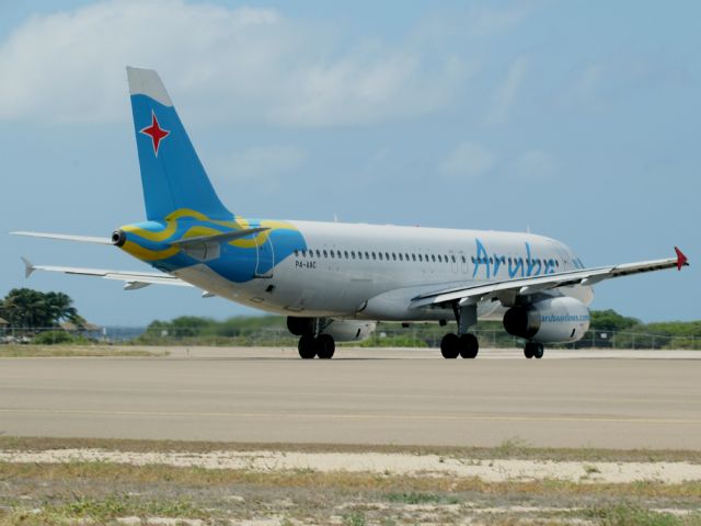 Airbus A320 (P4-AAC)