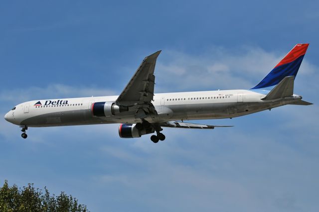 BOEING 767-400 (N829MH)