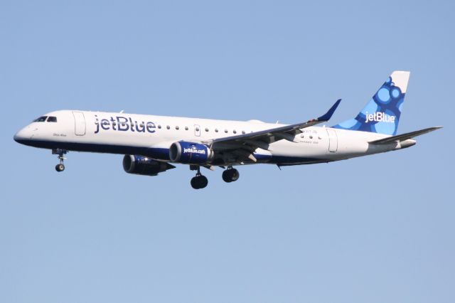 Embraer ERJ-190 (N317JB) - Jet Blue Embraer 190 (N317JB) on approach to Runway 32 at Sarasota-Bradenton International Airport