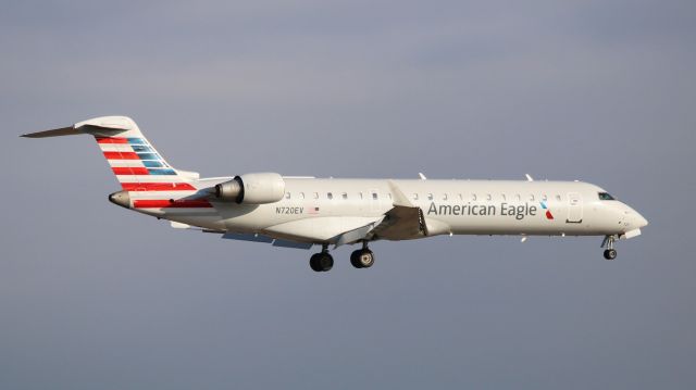 Canadair Regional Jet CRJ-700 (N720EV)