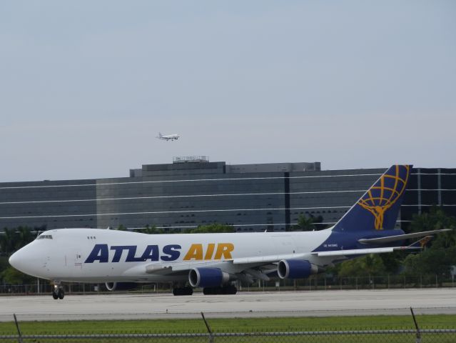 Boeing 747-400 (N415MC)