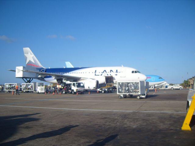 Airbus A318 — - Aeroporto de Punta Cana ... foto facilitada com embarque direto na pista.