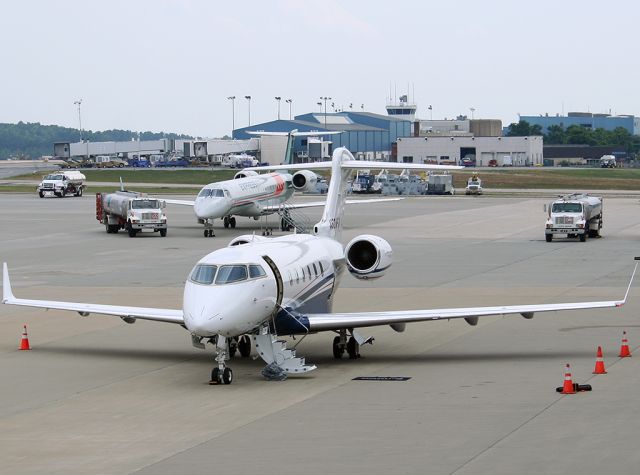 Bombardier Challenger 300 (N528FX) - Arrived from KCHS, departing to KGSO