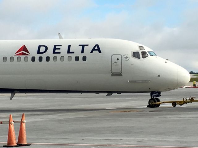 McDonnell Douglas MD-88 (N903DE)