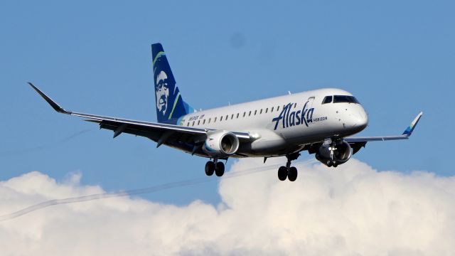 Embraer 175 (N631QX) - QXE2827 from KSFO on final to Rwy 16R on 3.8.19. (ERJ-175LR / cn 17000713).