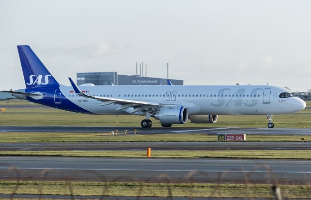Airbus A321 (SE-DMS) - Left of R22