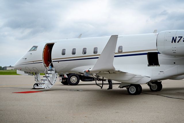 Bombardier Challenger 300 (N752M)