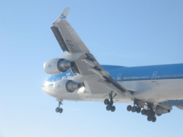 Boeing 747-400 (PH-BFB) - First time my Daughter saw a KLM 747 up close and personal