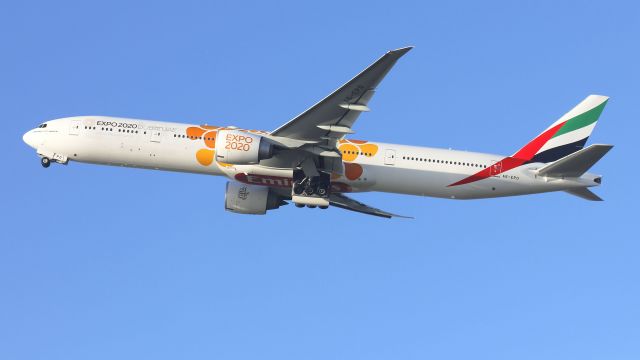 BOEING 777-300 (A6-EPO)