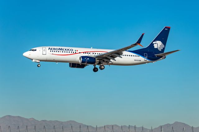 Boeing 737-700 (N845AM) - Short final, Runway 25L.