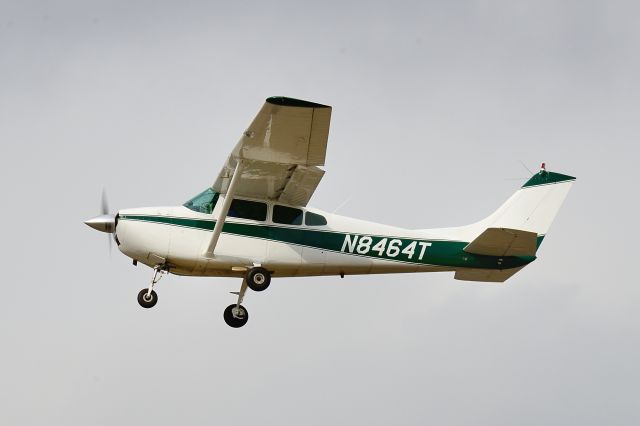 Cessna Skylane (N8464T) - Touch and Go on Runway 26