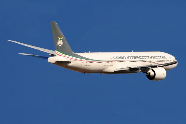 Boeing 777-200 (CS-TQX)