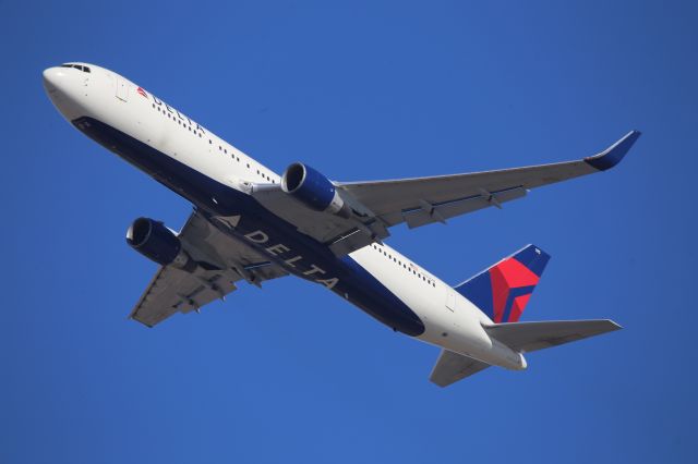 BOEING 767-300 (N195DN)