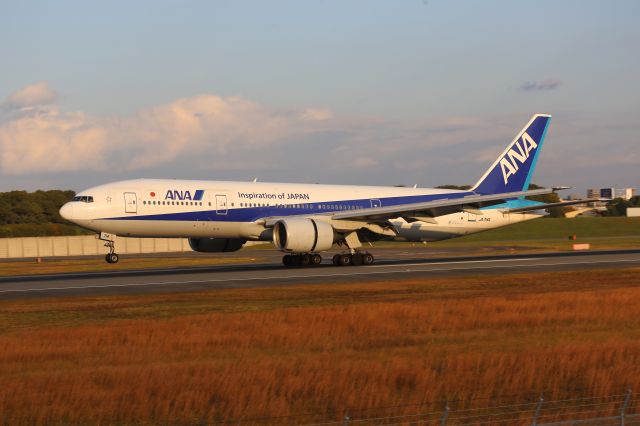 Boeing 777-200 (JA714A)