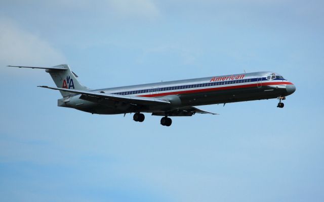 McDonnell Douglas MD-83 (N469AA)