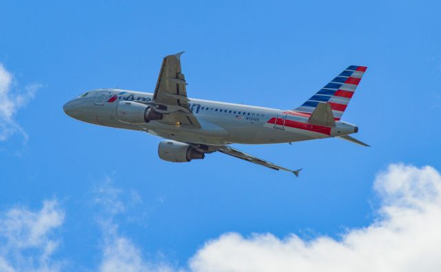 Airbus A319 (N764US) - American Airlines A319 departure from KDSM