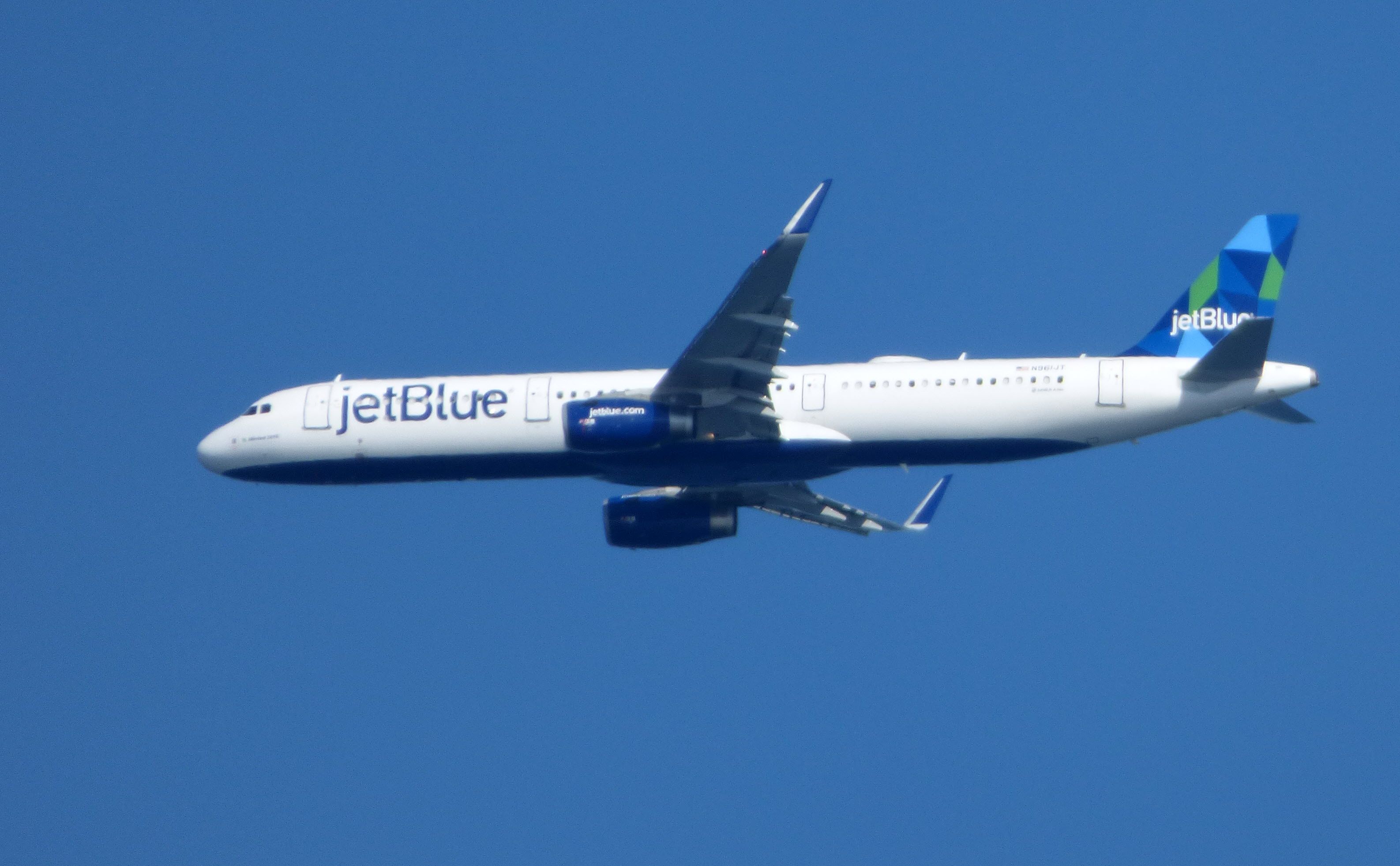 Airbus A321 (N961JT) - Shown here is an jetBlue Airbus A321 a few minutes until arrival in the Summer of 2016.