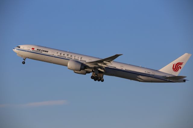 BOEING 777-300ER (B-7869)