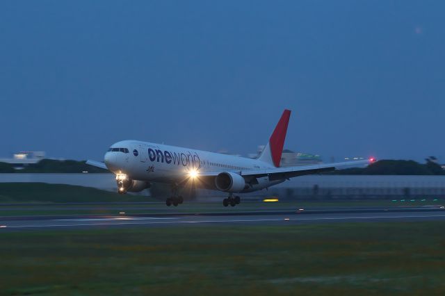 BOEING 767-300 (JA8980)