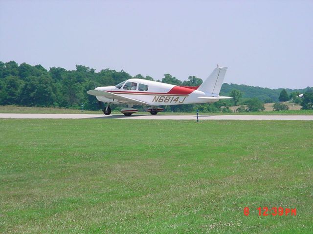 Piper Cherokee (N6814J) - Taxiing to 27 on 7/8/09