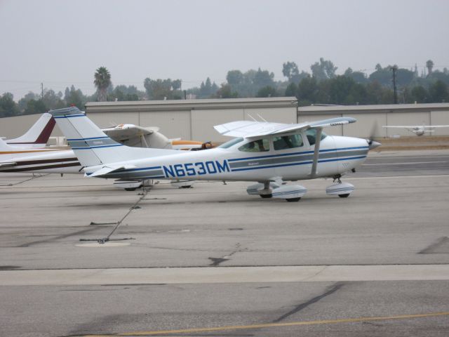 Cessna Skylane (N6530M) - Taxiing at Fullerton