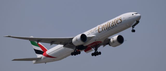 BOEING 777-300 (A6-ECL)