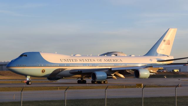 N28000 — - Air Force One taxiing to 19L at KMCI, 2021-12-08