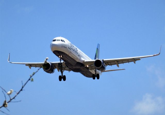 Airbus A321 (N985JT)