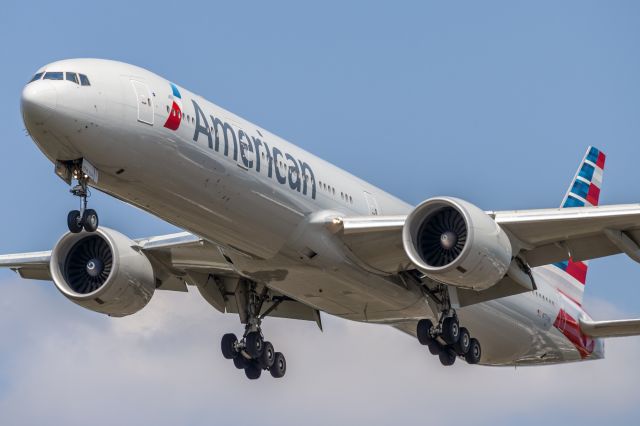 BOEING 777-300ER (N731AN) - 13R approach