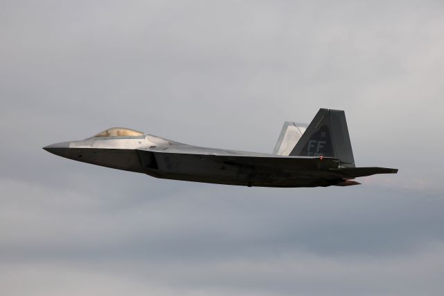 Lockheed F-22 Raptor (09-4185) - A USAF F-22, 09-4185, c/n 645-4185, from the 1st Fighter Wing, 1st Fighter Group, Langley AFB, VA, departing RWY 25 on 18 Jul 2016 after the 2016 Toledo Air Show.