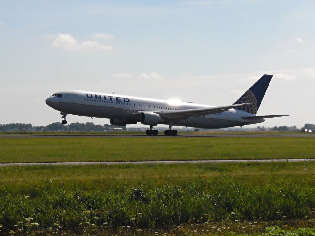 BOEING 767-300 (N652UA)