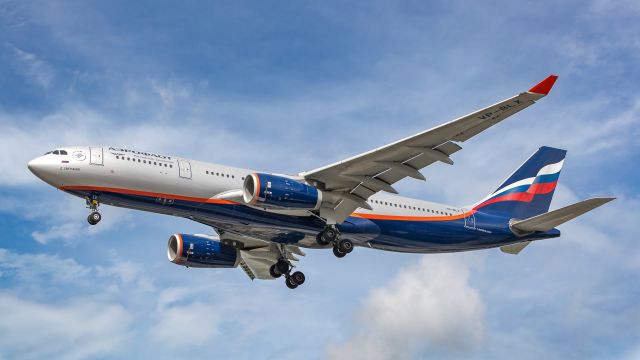 Airbus A330-200 (VP-BLX) - Aeroflot A330 approaching runway 30 at Miami International Airport.