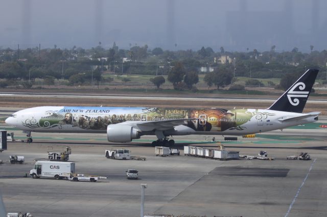 BOEING 777-300ER (ZK-OKP)