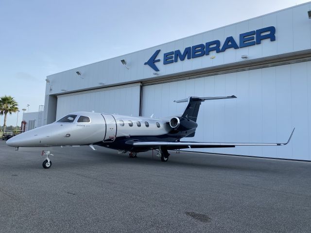 Embraer Phenom 300 (N989TX)